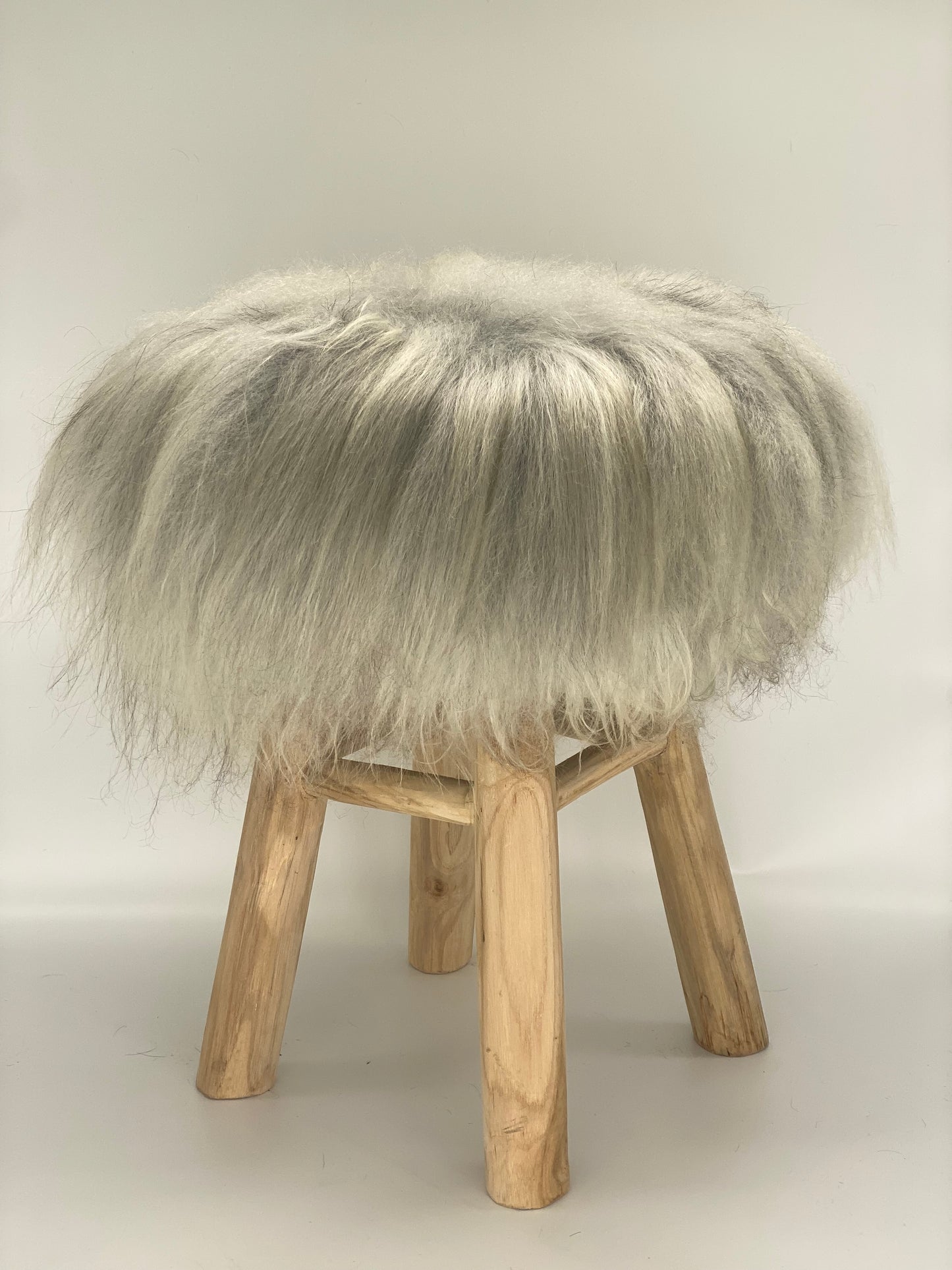 Bijzetkruk grijs lange haren